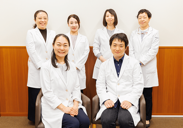 植木有紗先生と土橋映仁先生、臨床遺伝医療部のみなさん